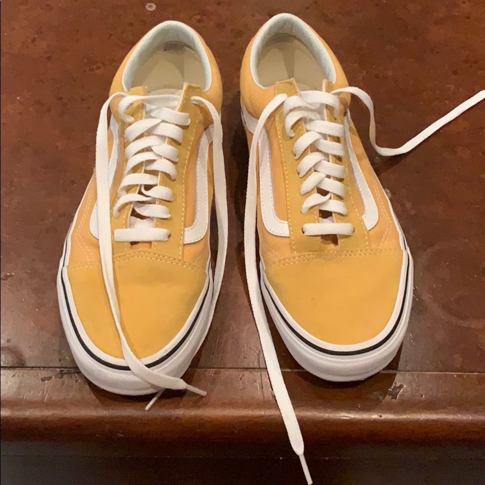 Never worn women’s size 10 yellow vans